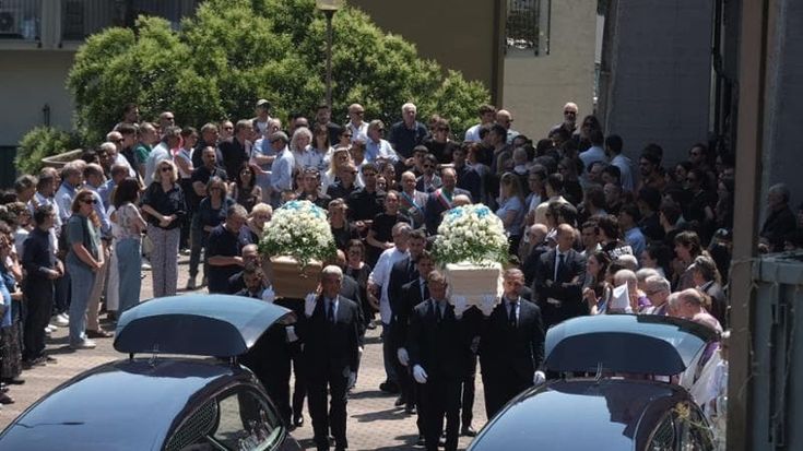 Tragedia Maldive, folla in chiesa per i funerali di Monica Montefalcone e Giorgia Sommacal