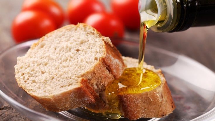 Pane, olio e pomodoro: l’impatto economico di uno dei piatti simbolo tricolore