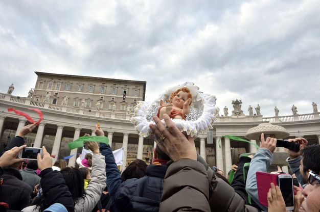 Papa Francesco benedice bambinelli del presepe