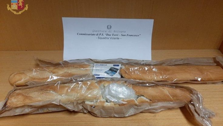 Bologna, nasconde la droga nelle baguette: scoperto e arrestato