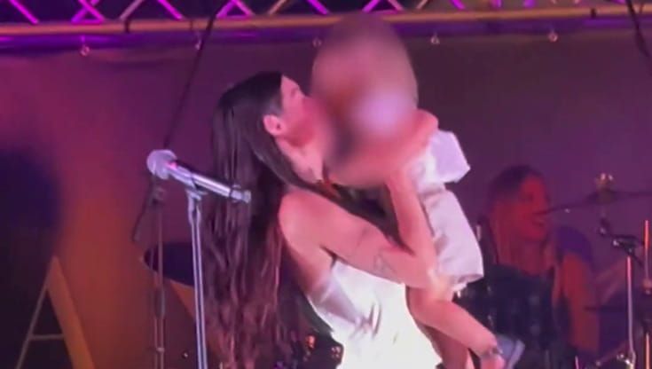 Bianca Atzei, ninna nanna fuori programma al figlio Noa Alexander sul palco