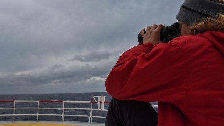 Migranti, Ocean Viking verso Ancona tra le onde alte due metri. "Si poteva evitare un viaggio in queste condizioni"