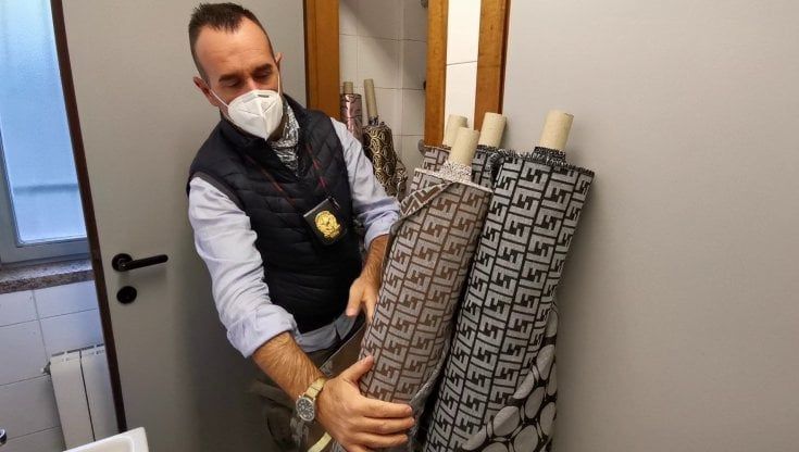 Mascherine taroccate, frode da 300mila euro per centrale del falso nel Pisano 