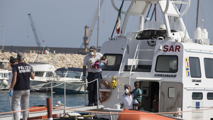 Il sì di cinque Paesi per risolvere il caos migranti. Il governo esulta ma non è la svolta