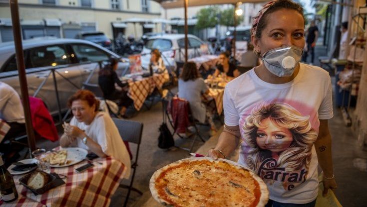 "Facciamoci una pizza ma a pranzo". La ricetta anticovid dei ristoranti. E molti aprono la domenica