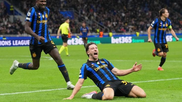 L’Inter passa in 10 contro lo Shakhtar: Bastoni espulso, poi segna Carlos Augusto