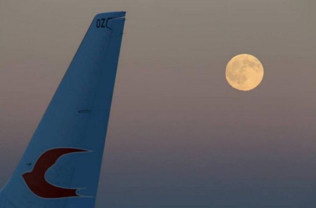 Luna piena su Malpensa, la poesia del viaggio