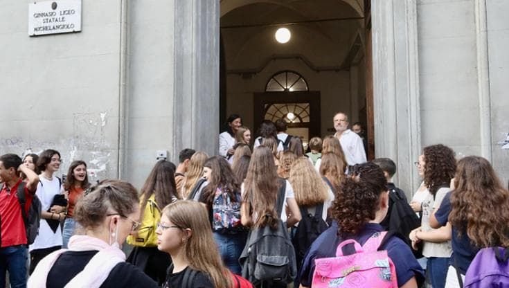 Furti nelle scuole, rubati una ventina di computer al liceo Michelangiolo
