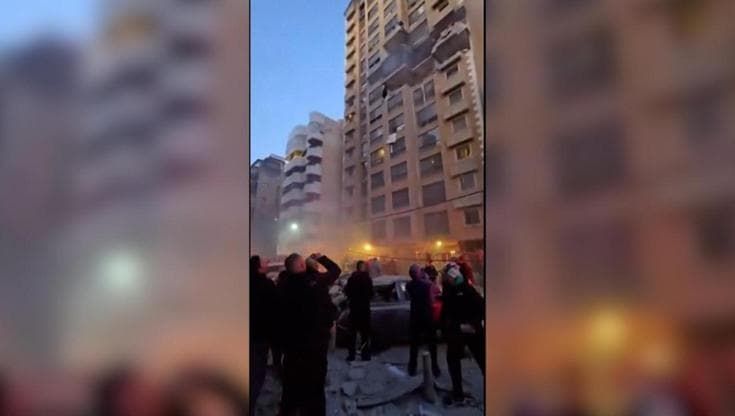 Libano: bombardato edificio residenziale nel centro di Beirut, le immagini