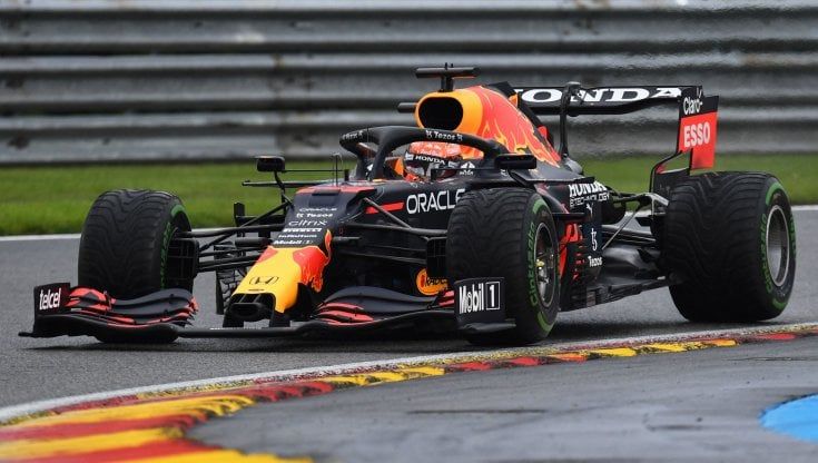 F1, Verstappen vola nella pioggia di Spa. Hamilton insegue, Ferrari lontanissime