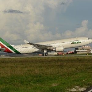 Piloti e assistenti di volo, il regalo del governo: pensione a 60 anni