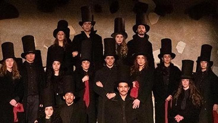 Il dilemma esistenziale degli angeli in tuba e cappotto