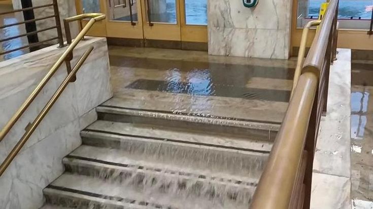 Maltempo: forti temporali a Carrara. La sindaca: "Limitate gli spostamenti". Allagamenti a Prato