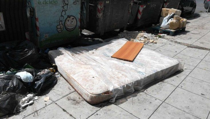 Rifiuti e ingombranti davanti al nido di via Papireto: protestano educatori e genitori