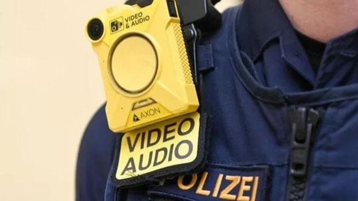 Ddl sicurezza, bodycam sulle divise di tutti gli agenti: ecco l’emendamento che le rende obbligatorie. No al codice identificativo sulla divisa