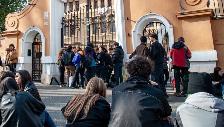 Psicologo a scuola, meno sportelli negli istituti. Ma i ragazzi: "Stress, apatia, depressione, la nostra generazione chiede aiuto"