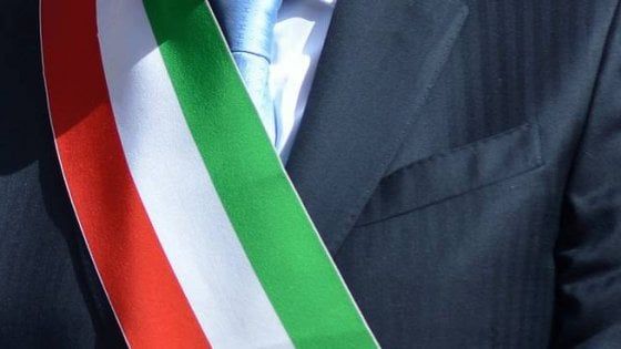 Sindaci e fascia tricolore, dal Viminale il vademecum su come indossarla correttamente