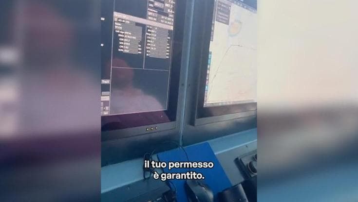 Iran, il mercantile italiano "Grande Torino" attraversa Hormuz: il video postato da Tajani