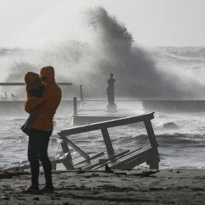 Maltempo, nubifragi nella Sicilia orientale. Campanile in fiamme per un fulmine