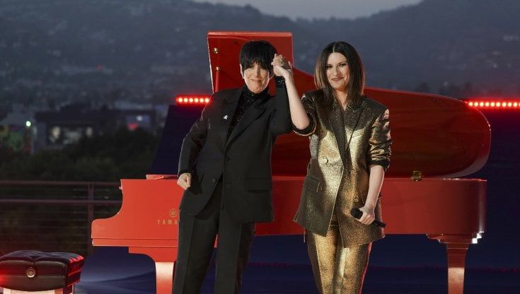Oscar 2021. Laura Pausini, canta sul tetto, perde l'Oscar ma è felice: "Torno in Italia" e addenta un hamburger