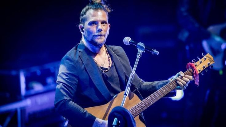 Enrico Nigiotti: “Torno al mio amore la chitarra elettrica”