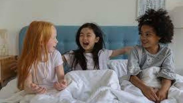 Ecco perché negli Usa il pigiama party è sempre più contestato: "Troppi rischi far dormire fuori i bambini" 
