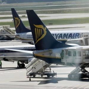 Ryanair, Brexit e terrorismo rallentano i conti ma per i passeggeri prezzi in calo