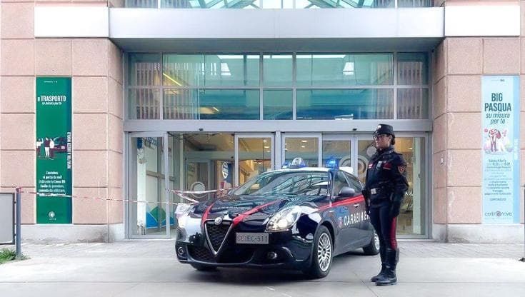 Usano un’auto come ariete per fare razzia in gioielleria: furto da 20mila euro