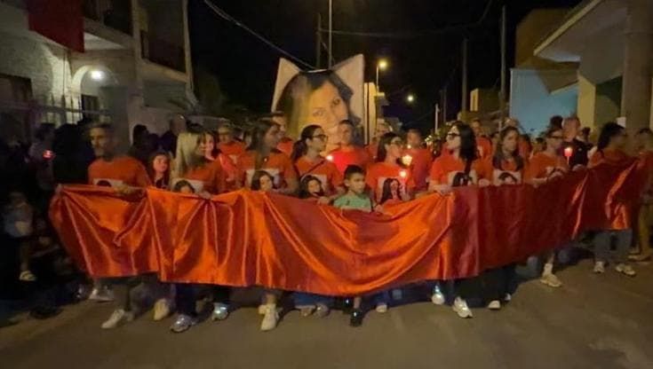 Lorena Isceri, fiaccolata nel suo paese in Salento con la famiglia: “Tragedia che riguarda tutti”