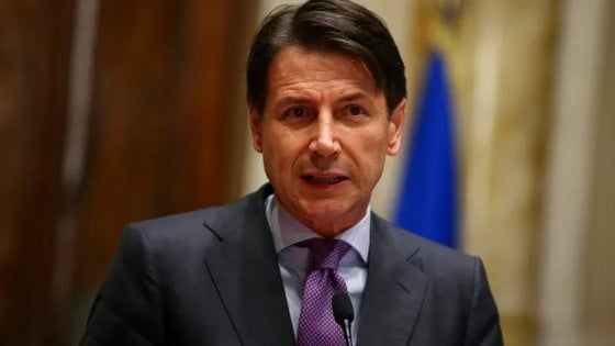 Conte: "Salvini crea sfiducia, lavora contro l'interesse nazionale". Ma il leghista replica: "È il contrario, guida un governo di scafisti"
