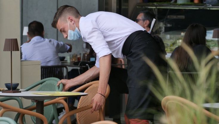 Milano, scatta il coprifuoco a mezzanotte ma nei ristoranti mancano i camerieri