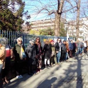Caserta, catena umana per dire no all’abbattimento di 21 alberi  