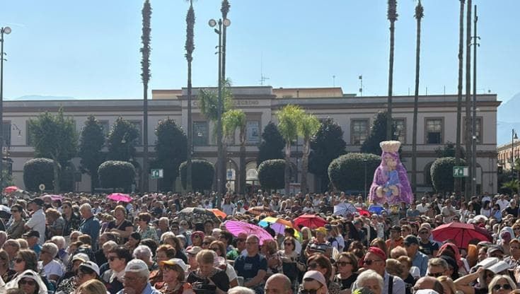 Pompei quindicimila per la pace, monsignor Rudelli: "Non rassegnatevi alle ferite della terra"