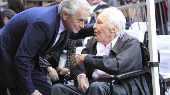 A 102 anni Kirk Douglas va in campeggio, nel giardino del nipote
