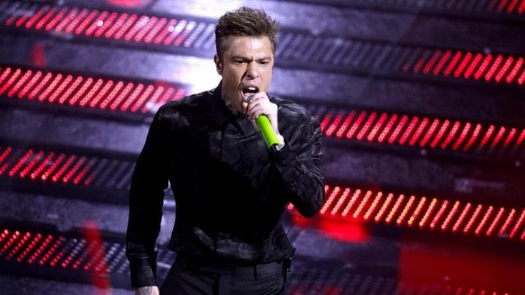 Sanremo 2025, seconda serata in diretta: standing ovation per Fedez e Cristicchi e Giorgia. Achille Lauro incanta. Francesca Michielin piange.