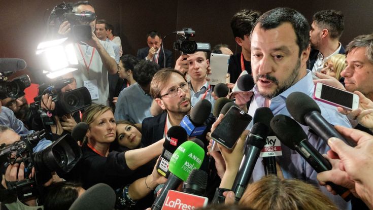 Salvini pensa allo strappo e tratta con Di Maio: “Avanti anche senza Silvio”