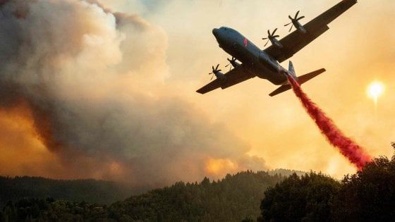 Stati Uniti, California devastata dagli incendi: quattro morti, oltre 60mila evacuati