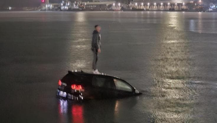 Bari, auto cade in mare mentre si imbarca per l’Albania: conducente si mette in salvo sul tetto