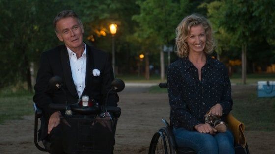 Amore, handicap e bugie: 'Tutti in piedi', la disabilità è una lezione di vita