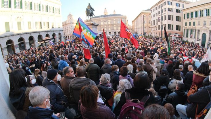 Ucraina: oltre 2000 in piazza a Genova con bandiere della pace, tra i manifestanti tanti giovani