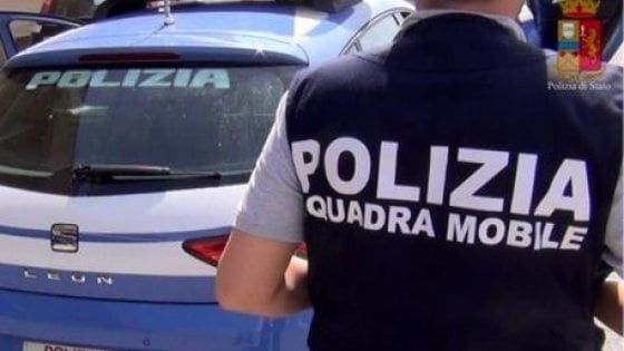 Agli arresti domiciliari con la madre, tenta più volte di strangolarla e finisce in carcere