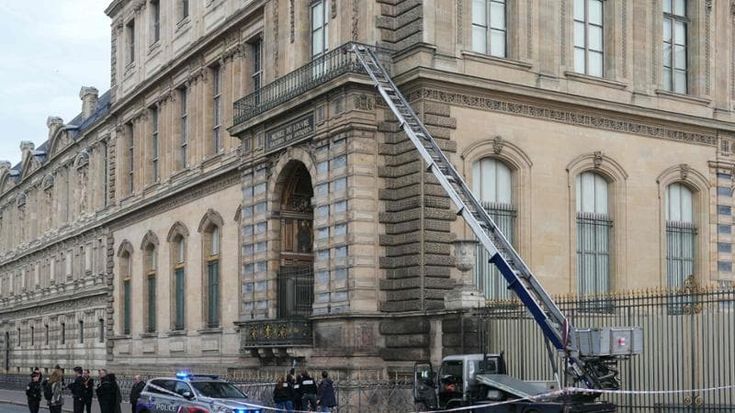 Furto al Louvre, arrestato il quarto membro del commando. Fermi per altre tre sospetti