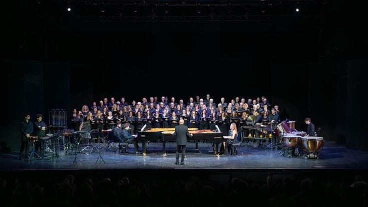 I Carmina Burana di Carl Orff, la cantata freak con in scena i cori e una coppia di pianoforti