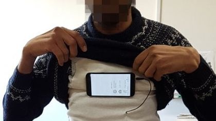 Truffa all'esame di guida, il cellulare è nel maglione