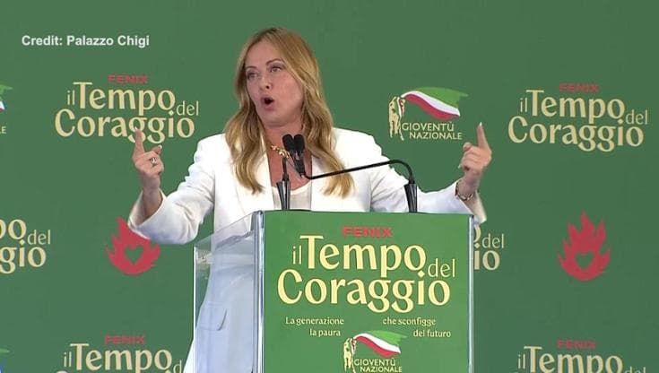 Meloni sbeffeggia Schlein dal palco: "Elly cara non trovi un argomento vero per contestarci"