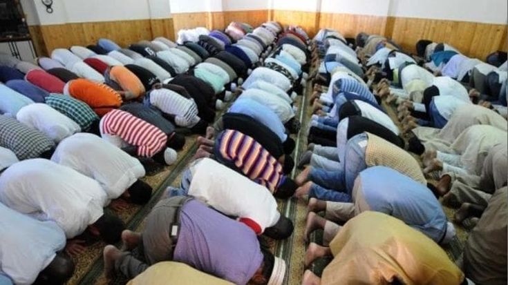 Puglia, festa di fine Ramadan per 35mila musulmani: “Pochi spazi, c’è chi prega in videochiamata”
