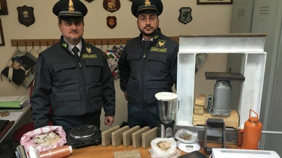 Altamura, blitz della Finanza: nell'appartamento c'era una raffineria della droga
