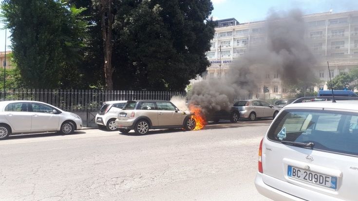 Roma, in fiamme un'auto in via dei Laterani, di fronte all'ospedale San Giovanni