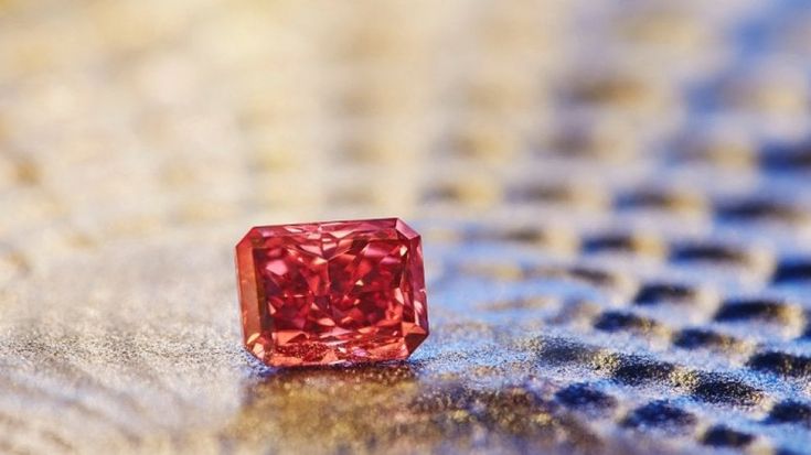 Australia, trovato rarissimo diamante rosso: in vendita a partire da 10 milioni di dollari