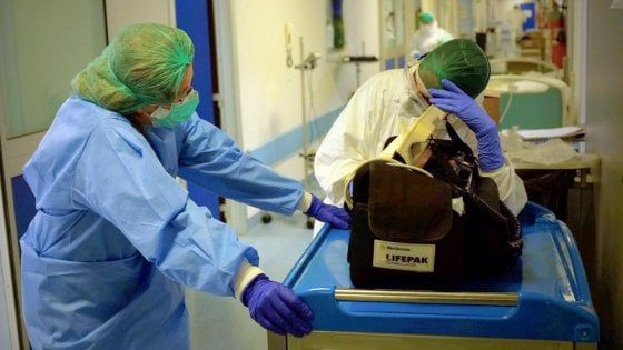 Coronavirus in Emilia Romagna, il giorno peggiore: 3.522 casi (+429) e altri 62 morti. Venturi: "Basta passeggiate e corsette". Bonaccini: "Tutti in casa o sarà una tragedia"